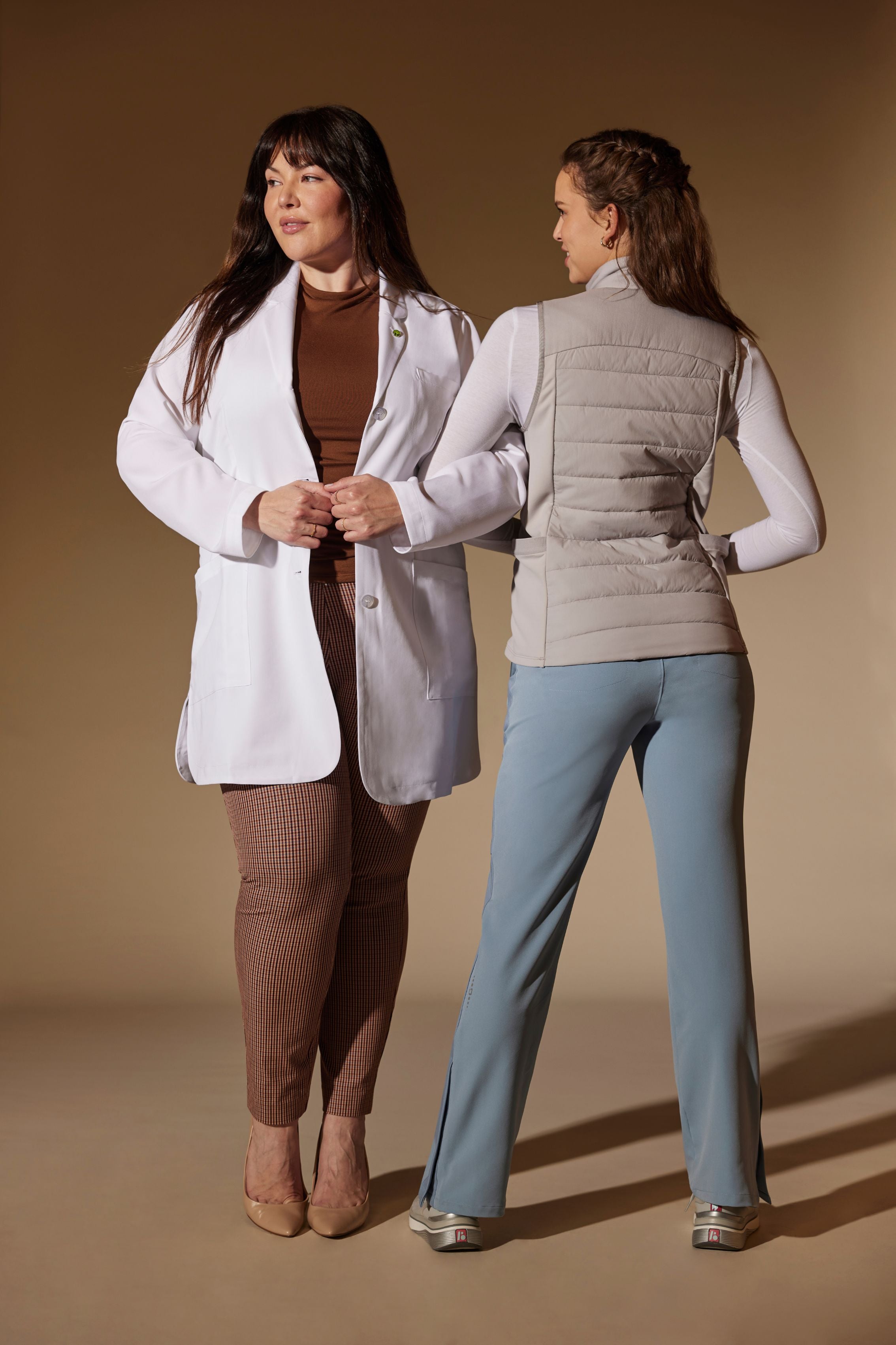 Bata de laboratorio premium tipo saco Healing Hands para Dama- Disponible en La Uniformeria Mexico.